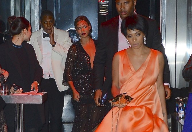 AOP nuotr./Beyonce su vyru Jay-Z ir seserimi Solange Knowles „Met Gala“ pokylio dūzgėse