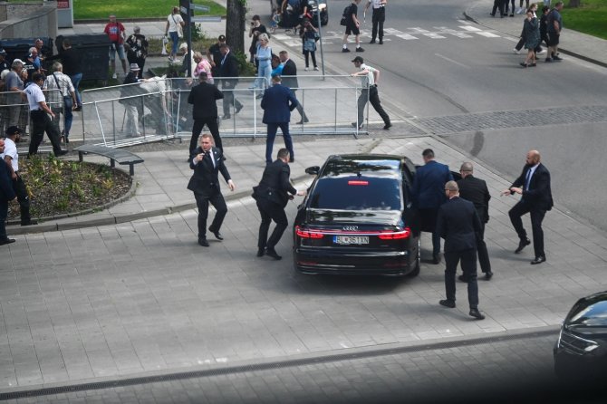 „Reuters“/„Scanpix“ nuotr./Pašautas Slovakijos premjeras Robertas Fico