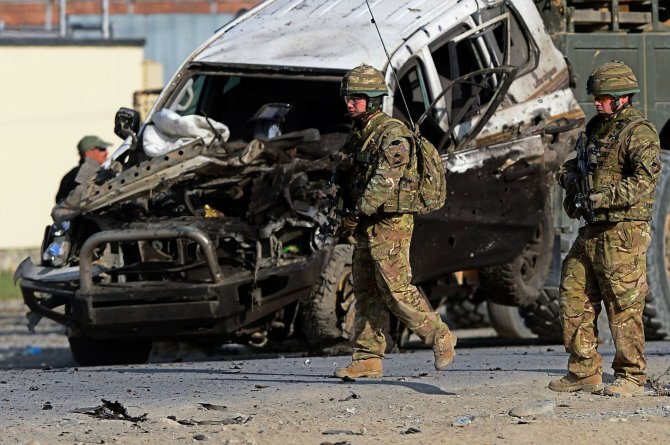 AFP/„Scanpix“ nuotr./JAV kariai savižudžio sprogdintojo išpuolio vietoje 
