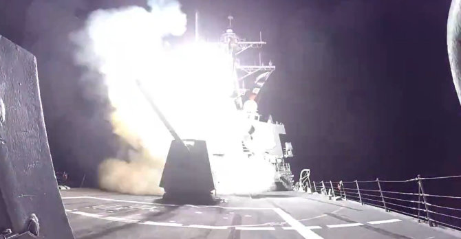 Kadras iš vaizdo įrašo/JAV laivas smogė husių taikiniams