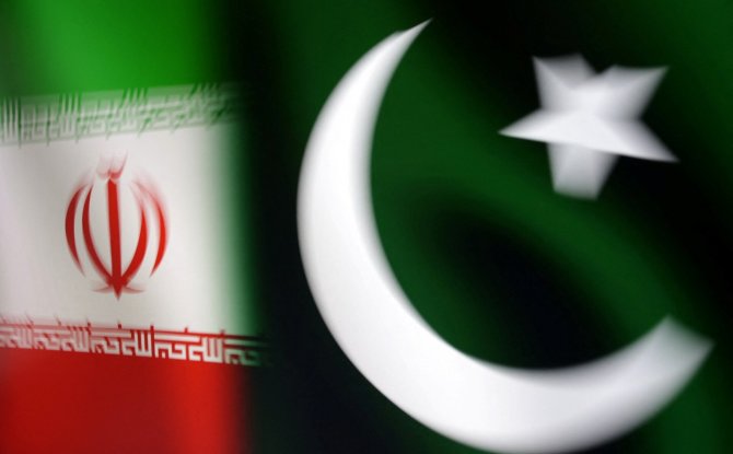„Reuters“/„Scanpix“ nuotr./Irano ir Pakistano vėliavos