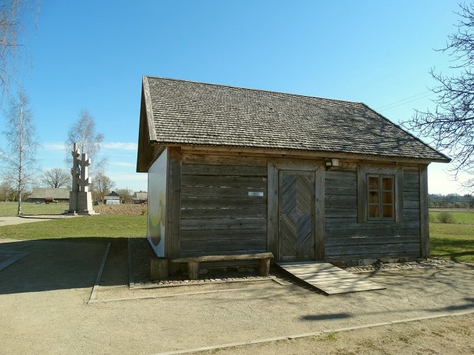 Wikimedia Commons vartotojos Valensijos nuotr. / CC BY-SA 3.0/Klėtelė, slepianti partizanų bunkerį