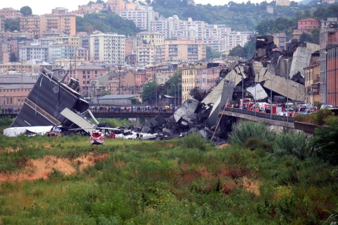 AFP/„Scanpix“ nuotr./Italijoje sugriuvo greitkelio viadukas