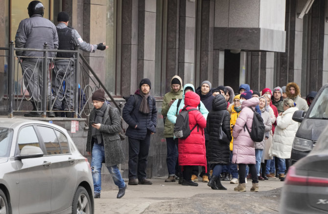 „Scanpix“/AP nuotr./Eilė prie banko skyriaus Rusijoje