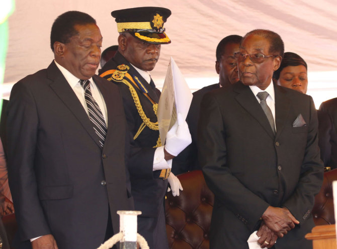 „Scanpix“/„SIPA“ nuotr./Emmersonas Mnangagwa ir Robertas Mugabe