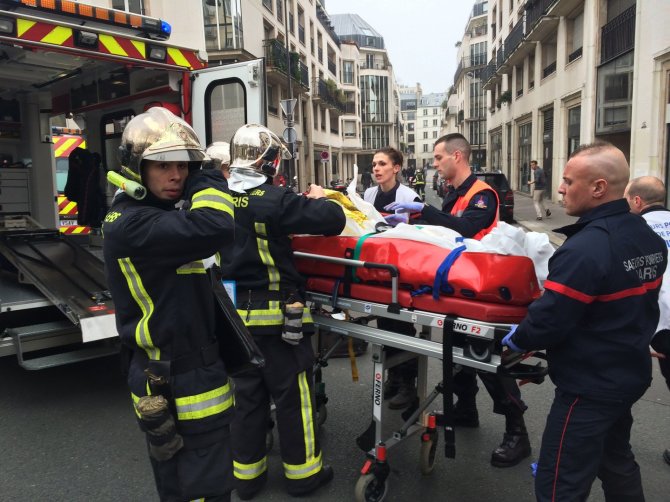 AFP/„Scanpix“ nuotr./Ginkluoti užpuolikai trečiadienį įsiveržė į Prancūzijos satyrinio savaitraščio „Charlie Hebdo“ biurą, yra aukų