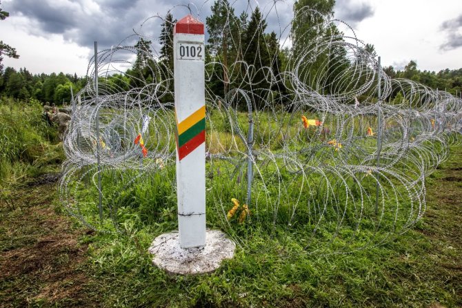 Vidmanto Balkūno / 15min nuotr./Spygliuotos vielos užtvara ties siena su Baltarusija