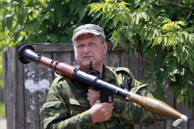 „Reuters“/„Scanpix“ nuotr./Prorusiški teroristai netoli Krasnyj Limano miestelio, Ukrainoje.