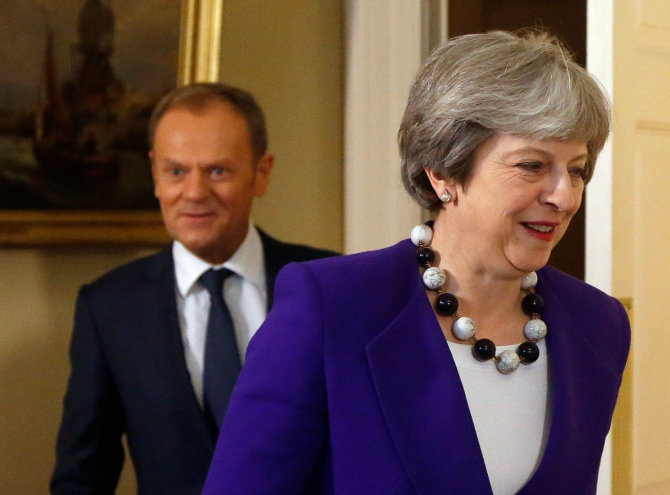 AFP/„Scanpix“ nuotr./Donaldas Tuskas ir Theresa May