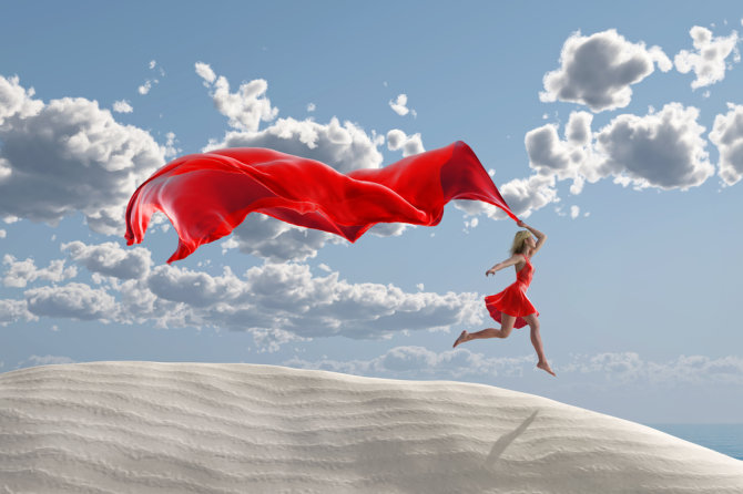 Shutterstock nuotr./Moteris su skaisčiai raudona suknele