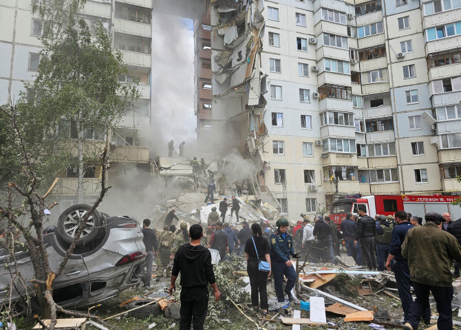 „Reuters“/„Scanpix“ nuotr./Belgorode sugriuvo daugiabučio dalis