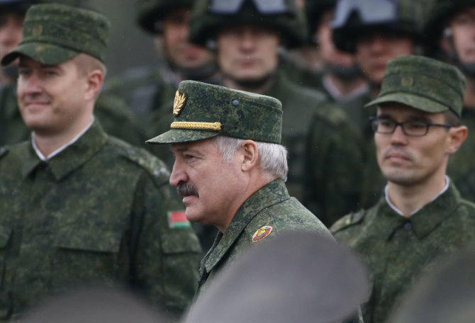 „Reuters“/„Scanpix“ nuotr./Aliaksandras Lukašenka stebėjo pratybas „Zapad 2017“