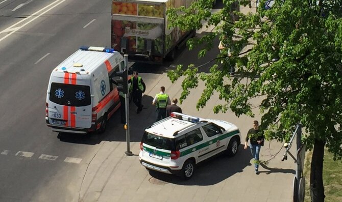 Įvykio liudininkės Giedrės nuotr./Į įvykio vietą buvo atvykę iš viso du policijos ekipažai ir greitosios pagalbos medikų brigada.