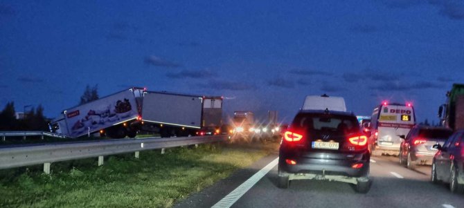 15min.lt skaitytojo nuotr./Palangos plente nuo kelio nuvažiavęs vilkikas sukėlė didžiules spūstis.