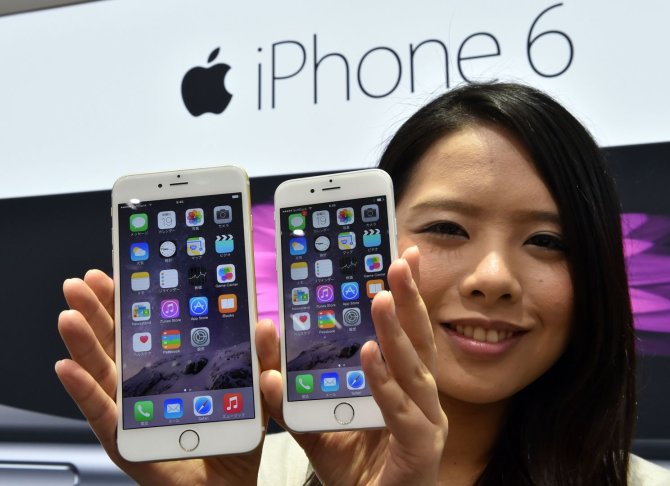 AFP/„Scanpix“ nuotr./„Apple“ pradėjo prekybą išmaniaisiais telefonais „iPhone 6“ ir „iPhone 6 Plus“