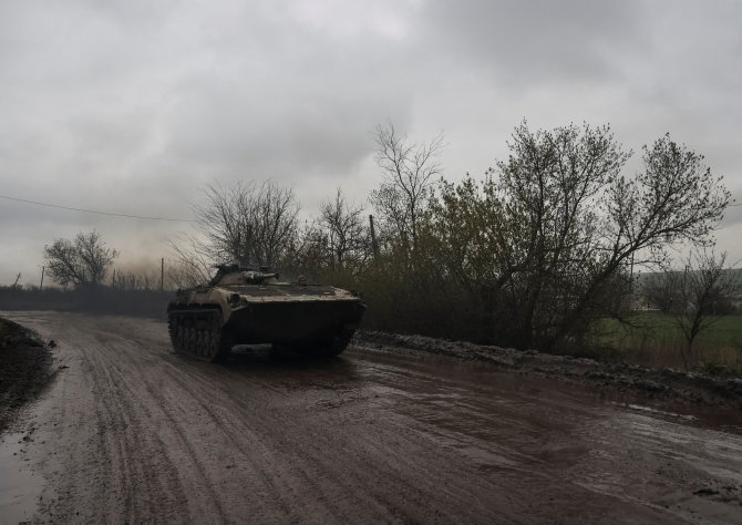 Reuters/Scanpix photo/Ukrainian tanks move towards the front line in Bakhmut