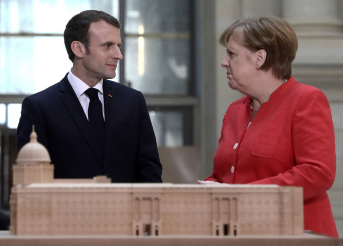 „Reuters“/„Scanpix“ nuotr./Emmanuelis Macronas Berlyne su Angela Merkel