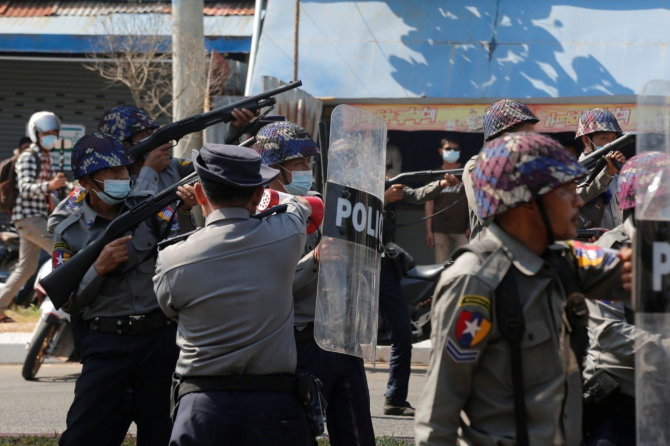 „Reuters“/„Scanpix“ nuotr./Mianmaro policija guminėmis kulkomis šaudo į demonstrantus