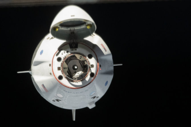 NASA nuotr./„SpaceX Crew Dragon“ kosminė kapsulė artėja prie Tarptautinės kosminės stoties