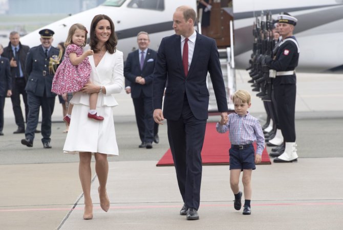 „Scanpix“ nuotr./Princas Williamas ir Kembridžo hercogienė Catherine su vaikais George'u ir Charlotte