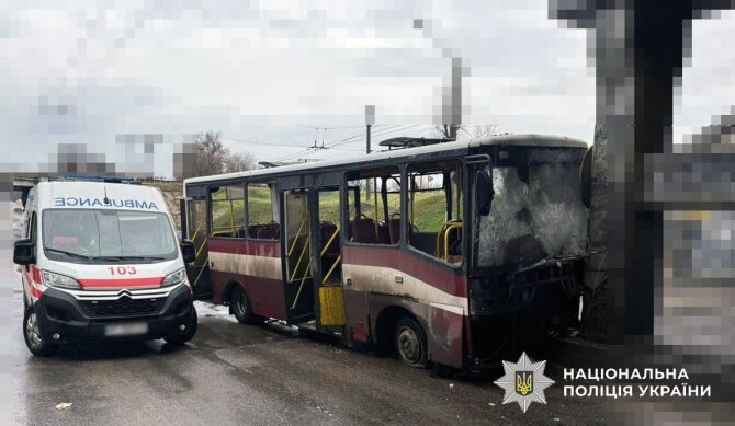 Ukrainos nacionalinės policijos nuotr./Rusai apšaudė keleivinį autobusą Chersone