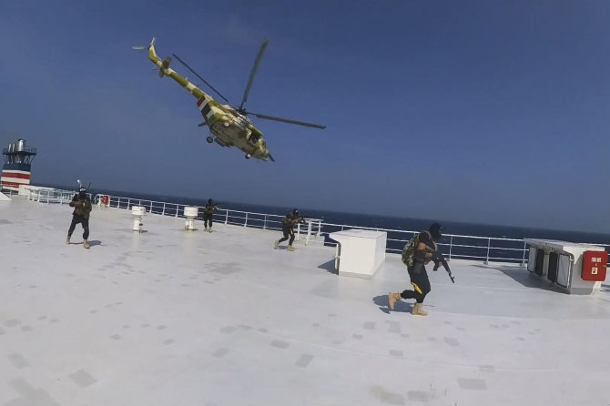 „Scanpix“/AP nuotr./Jemeno husiai patys nufilmavo, kaip užgrobia laivą Raudonojoje jūroje