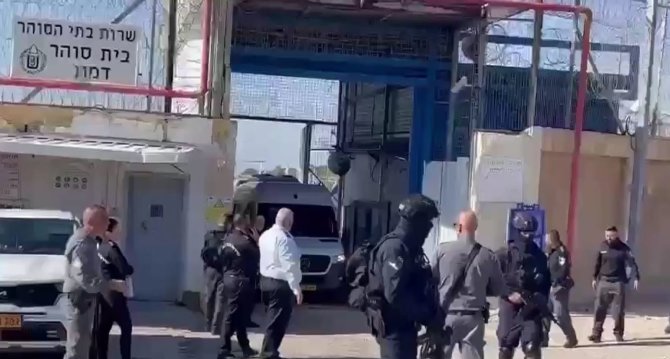 Stopkadras/Izraelis paleidžia palestiniečių kalinius mainais į „Hamas“ įkaitus