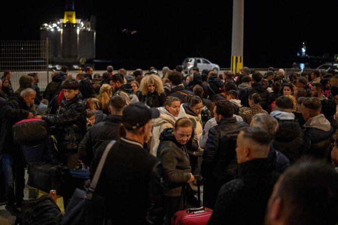 „Reuters“/„Scanpix“ nuotr. / Žmonės bėga iš Santorino