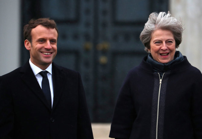 „Reuters“/„Scanpix“ nuotr./Britų premjerė Th. May sutiko savo kolegą prancūzą E. Macroną
