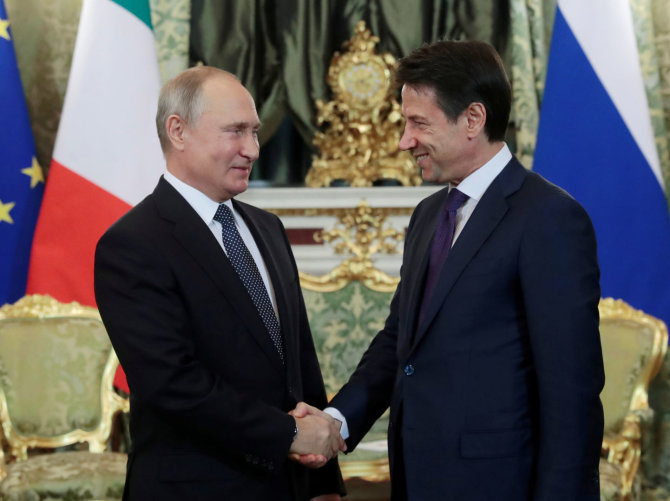 „Reuters“/„Scanpix“ nuotr./Giuseppe Conte ir Vladimiras Putinas Maskvoje