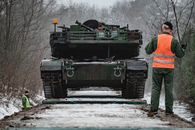 Lenkijos kariuomenės nuotr./Tankai M1A2 SEPv3 „Abrams“