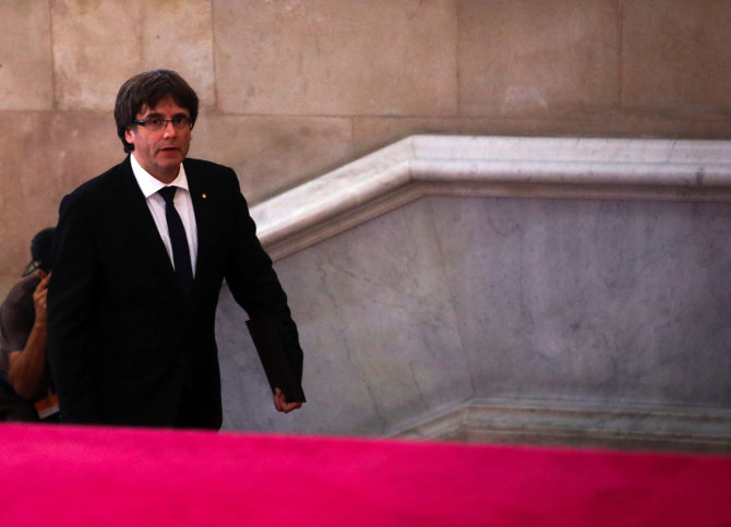 „Reuters“/„Scanpix“ nuotr./Carlesas Puigdemontas atvyko į Katalonijos parlamentą