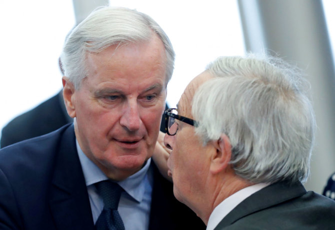 „Reuters“/„Scanpix“ nuotr./Michelis Barnier ir Jeanas-Claude'as Junckeris