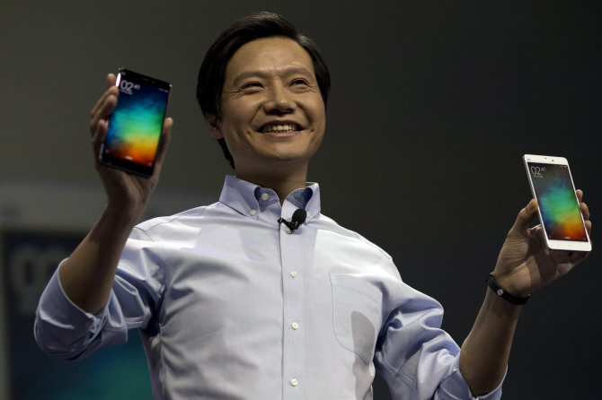 Scanpix nuotr./„Xiaomi“ tarybos pirmininkas Lei'us Junas laiko naują kinų flagmaną „Mi Note“