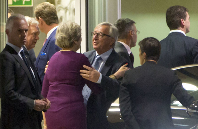AFP/„Scanpix“ nuotr./Th.May ir J.C.Junckeris susitiko Briuselyje