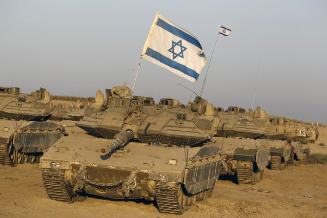 „Reuters“/„Scanpix“ nuotr./Izraelio tankai netoli sienos su Gazos ruožu 