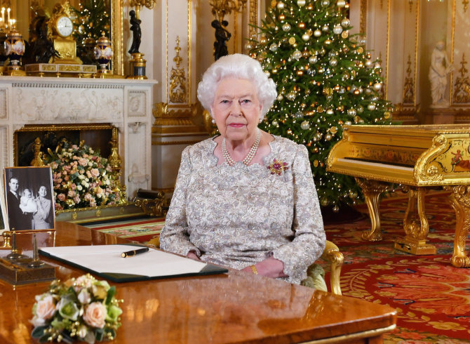 „Reuters“/„Scanpix“ nuotr./Britanijos karalienė Elizabeth II kalėdinėje kalboje linkės ramybės