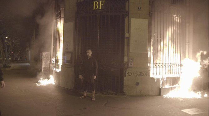 Twitter/Rusų menininkas Piotras Pavlenskis prie padegto banko Paryžiuje