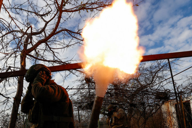 „Reuters“/„Scanpix“ nuotr./Ukrainiečių kariai prie Avdijivkos