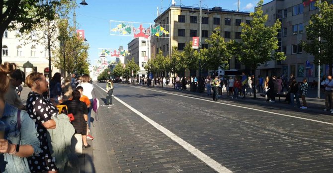 15min nuotr./Žmonės Vilniaus centre laukė pravažiuojančių kortežų.