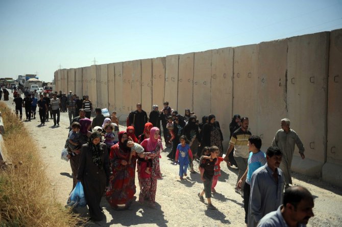„Scanpix“/„ANADOLU AJANSI“ nuotr/Baimindamiesie sunitų islamistų Irake žmonės bėga iš savo namų