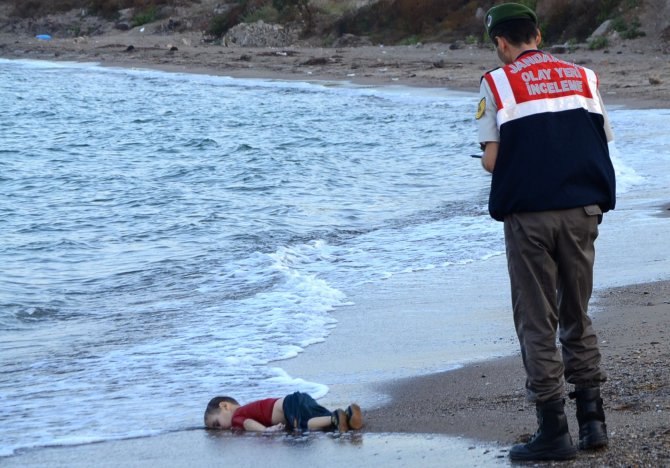 AFP/„Scanpix“ nuotr./Nuskendusio migrantų vaiko kūnas