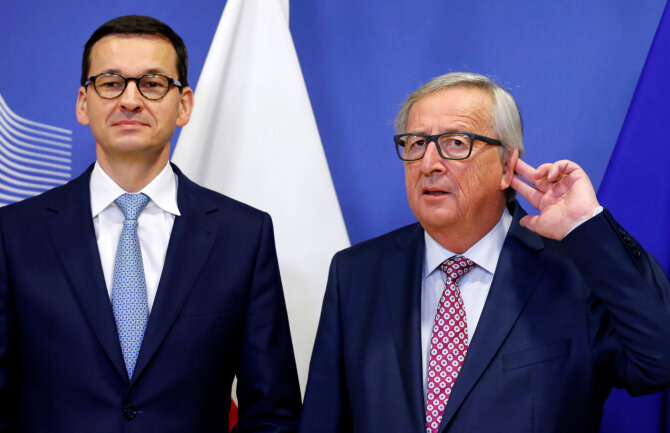 „Reuters“/„Scanpix“ nuotr./Mateuszas Morawieckis ir Jeanas-Claude'as Junckeris