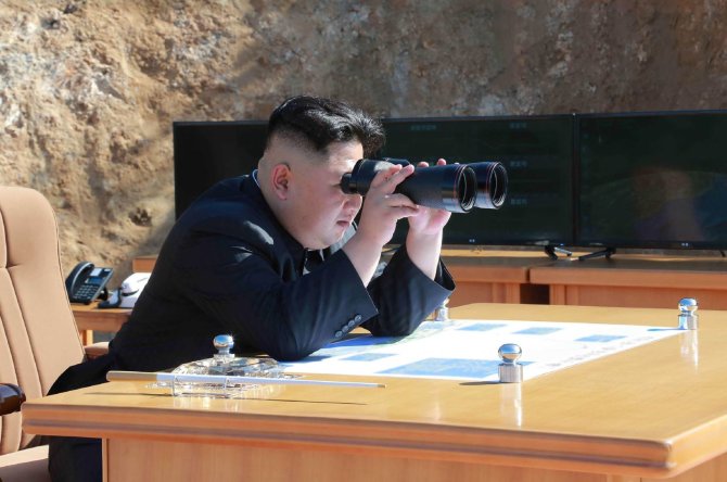 AFP/„Scanpix“ nuotr./Kim Jong-unas stebi raketos paleidimą