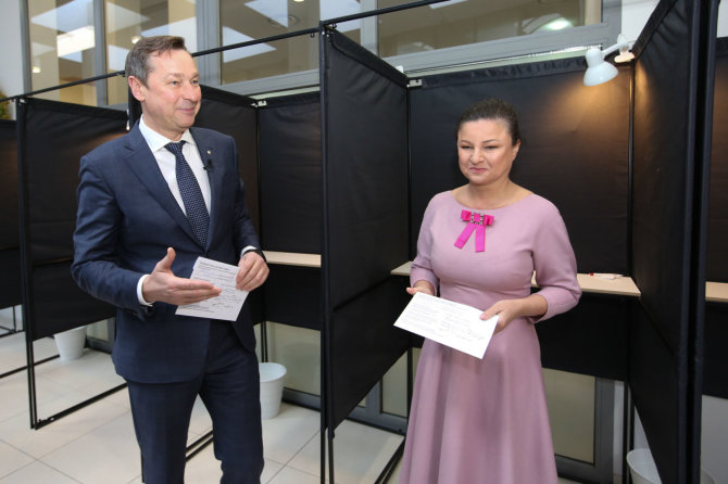 Vidmanto Balkūno / 15min nuotr./Artūras Zuokas su žmona balsuoja išankstiniuose rinkimuose