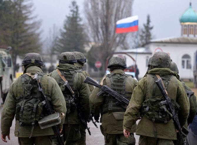 AFP/„Scanpix“ nuotr./Rusijos kariai prie karinės bazės Perevalnoje, Kryme.
