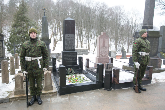 Juliaus Kalinsko/15min.lt nuotr./Paminklas Jonui Basanavičiui Rasų kapinėse.