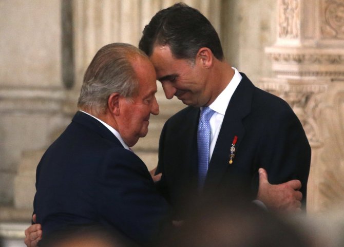 „Reuters“/„Scanpix“ nuotr./Ispanijos karalius Juanas Carlosas su sostą perėmusiu sūnumi Felipe VI