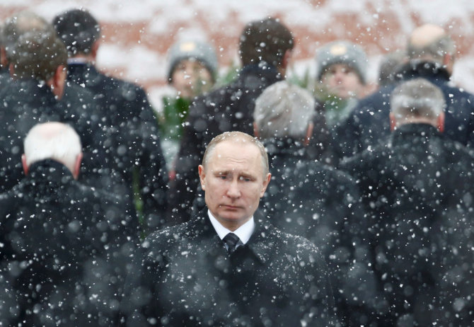 „Reuters“/„Scanpix“ nuotr./Vladimiras Putinas Kremliuje vis vienišesnis