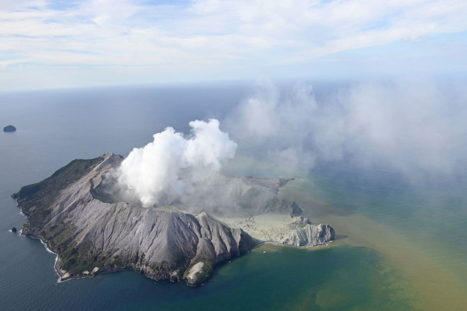 „Scanpix“/AP nuotr./Ugnikalnio išsiveržimas Baltojoje saloje